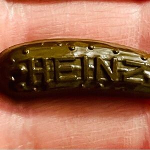 Vintage 60s/70s Heinz Advertising Green Pickle Pin.